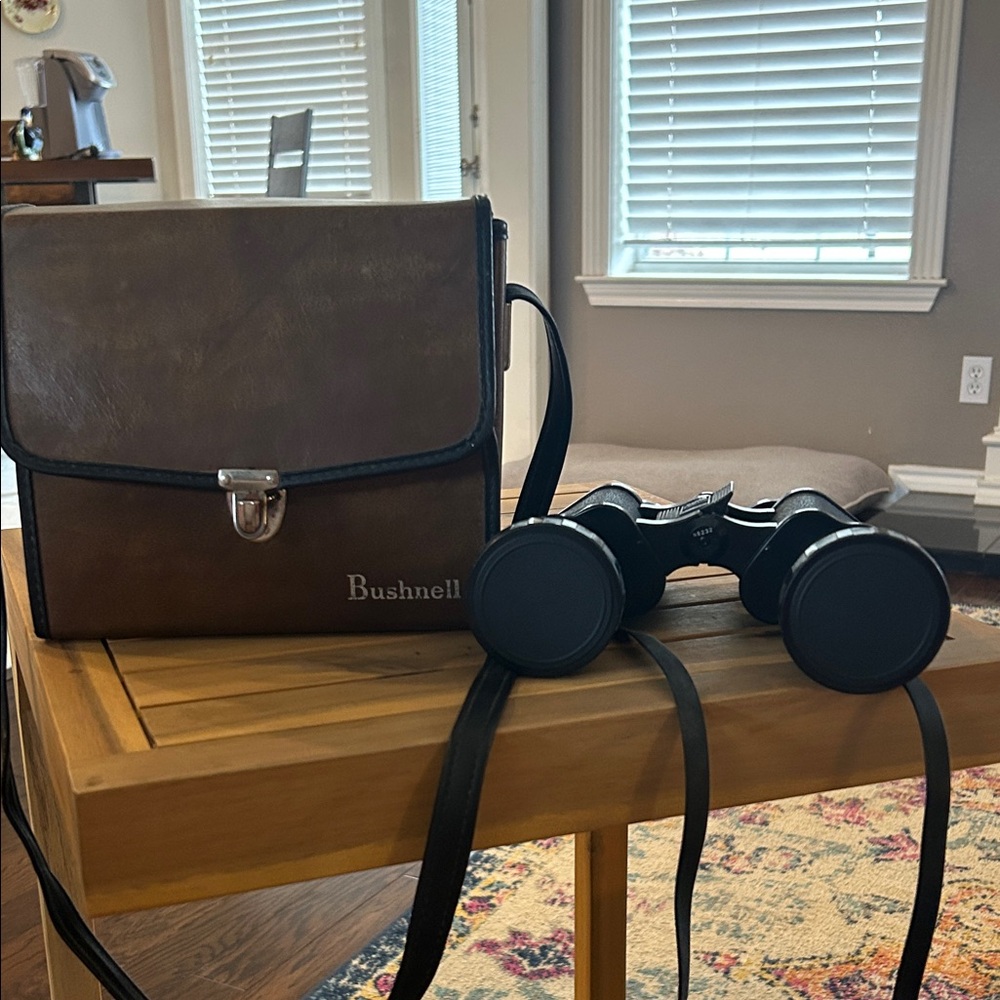 Vintage Bushnell binoculars with case. - Picture 7 of 11